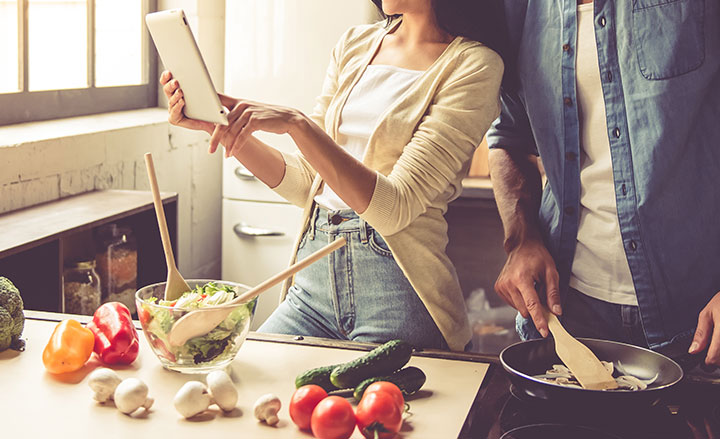 Casal na cozinha com produtos PorSi