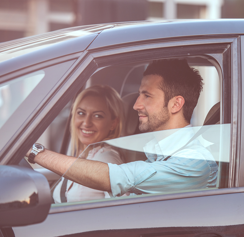 Casal dentro de carro