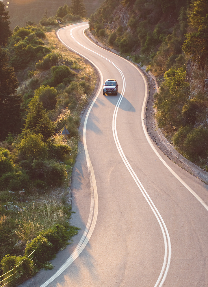 Carro em estrada vazia