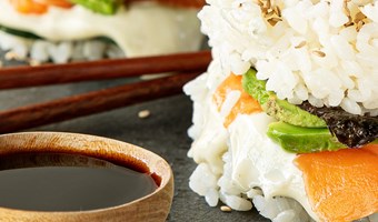 Imagem Hamburguer de sushi com salmao