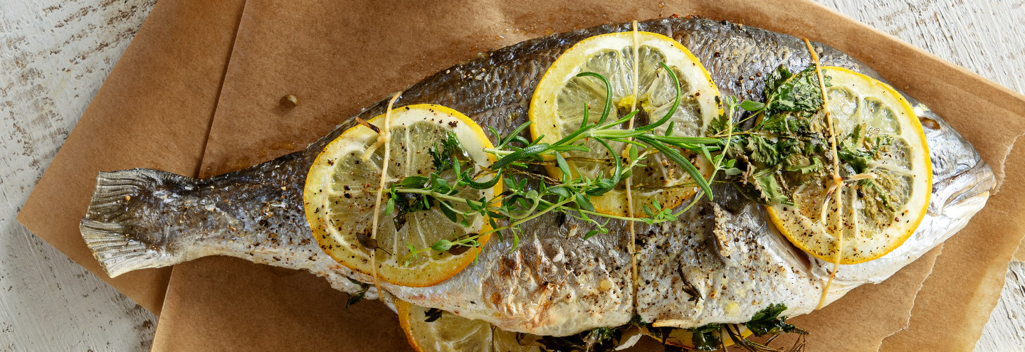 Imagem Dourada grelhada com limao e ervas