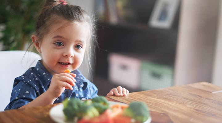 É DE PEQUENINO QUE SE ALIMENTA O MENINO