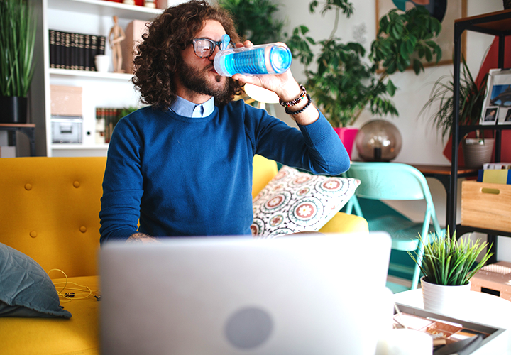 tenha sempre uma garrafa de água na secretária