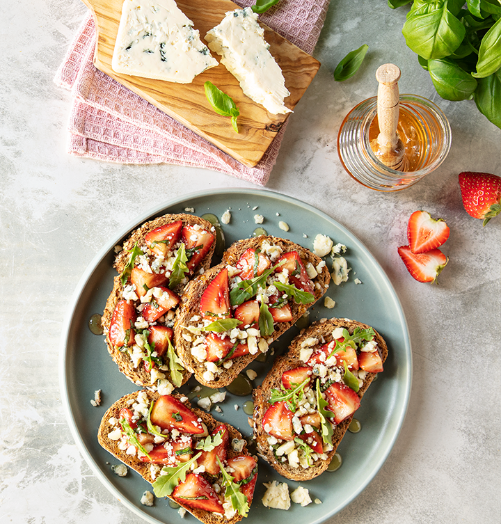 Tosta de morangos, queijo azul e rúcula