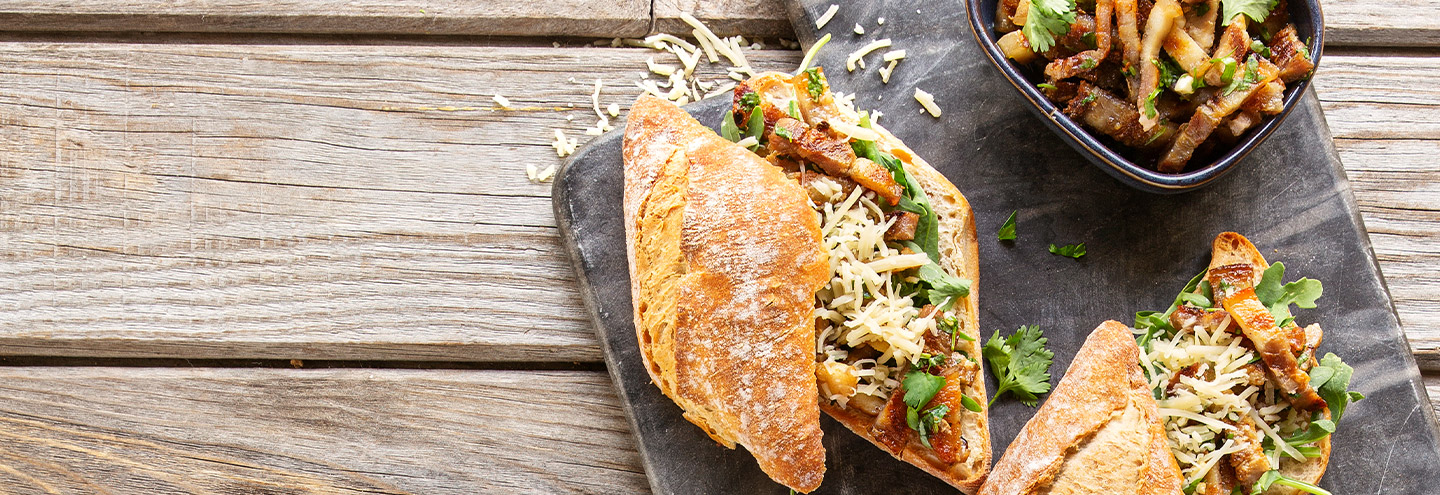 Imagem Sanduiche de entremeada com rucula e queijo da ilha