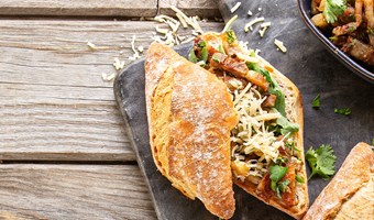 Imagem Sanduiche de entremeada com rucula e queijo da ilha