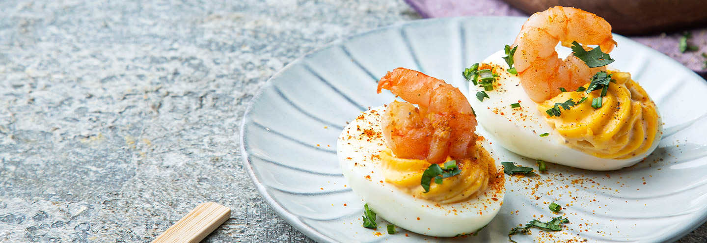 Imagem Ovos recheados com caril e camarao
