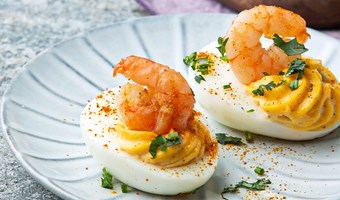 Imagem Ovos recheados com caril e camarao
