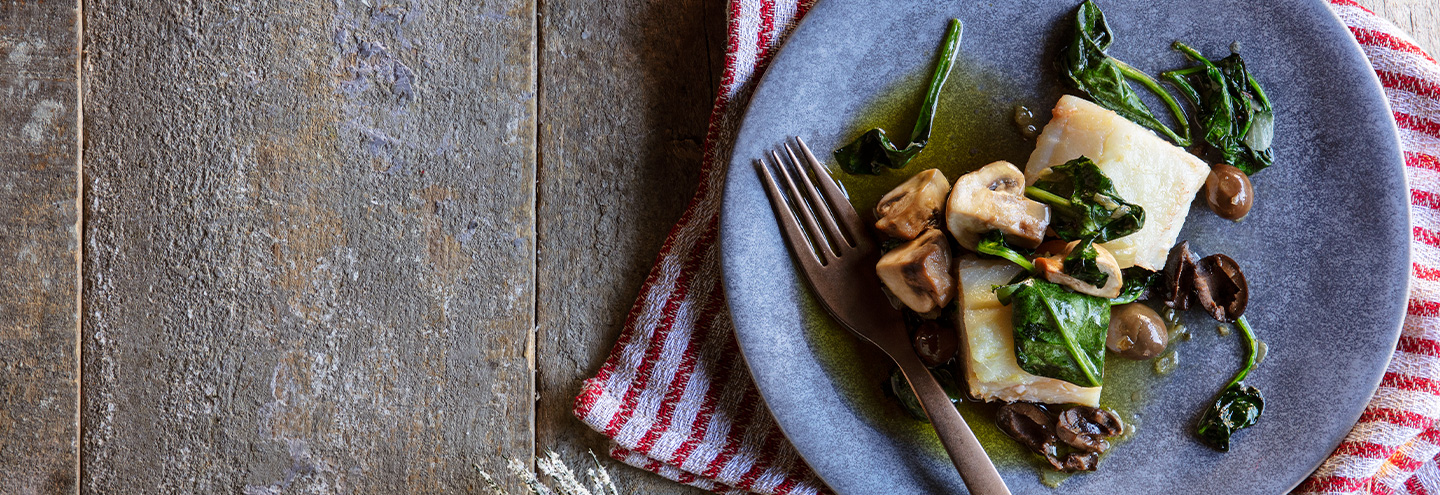 Imagem Lombo de bacalhau confitado com azeitonas, cogumelos e espinafres