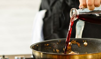 Imagem Cozinhar com vinho branco ou com tinto?