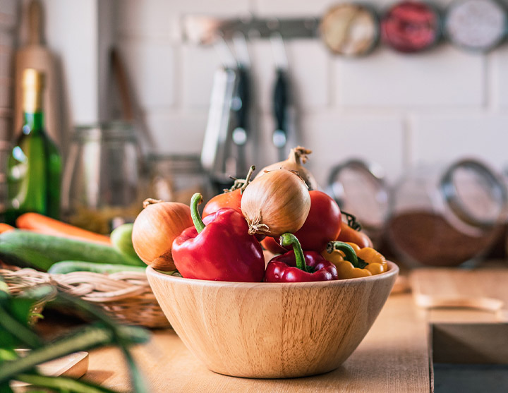 Cesta com hortaliças, legumes e fruta