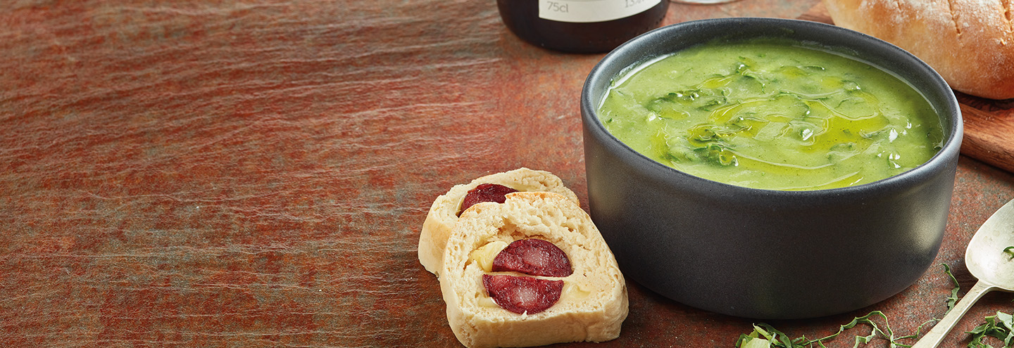 Imagem Caldo verde sem batata e com pao com chourico