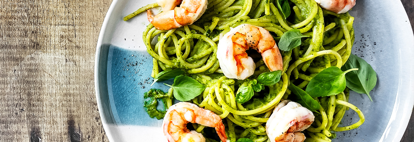 Imagem Pasta com pesto de espinafres, gambas e ervilhas