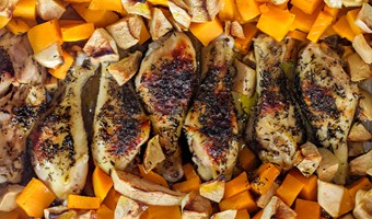 Imagem Frango no forno com fruta e castanhas