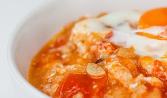 Imagem SOPA DE TOMATE COM OVO ESCALFADO E MANJERICAO