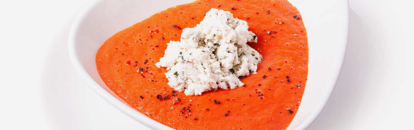 Imagem SOPA DE TOMATE COM QUEIJO FRESCO E COENTROS