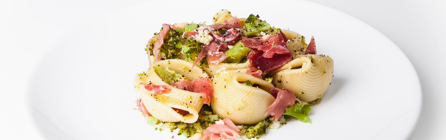Imagem MASSA DE CONCHA COM BROCOLOS AO VAPOR, PRESUNTO E ALHO