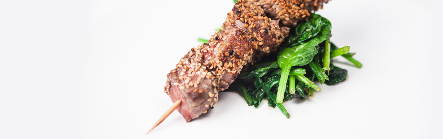 Imagem MINI ESPETADAS COM SESAMO E ESPINAFRES SALTEADOS