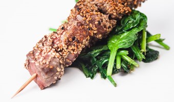 Imagem MINI ESPETADAS COM SESAMO E ESPINAFRES SALTEADOS