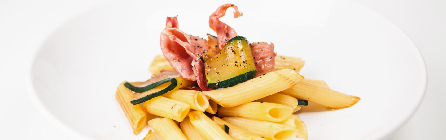Imagem PENNE COM PRESUNTO E COURGETTE SALTEADOS