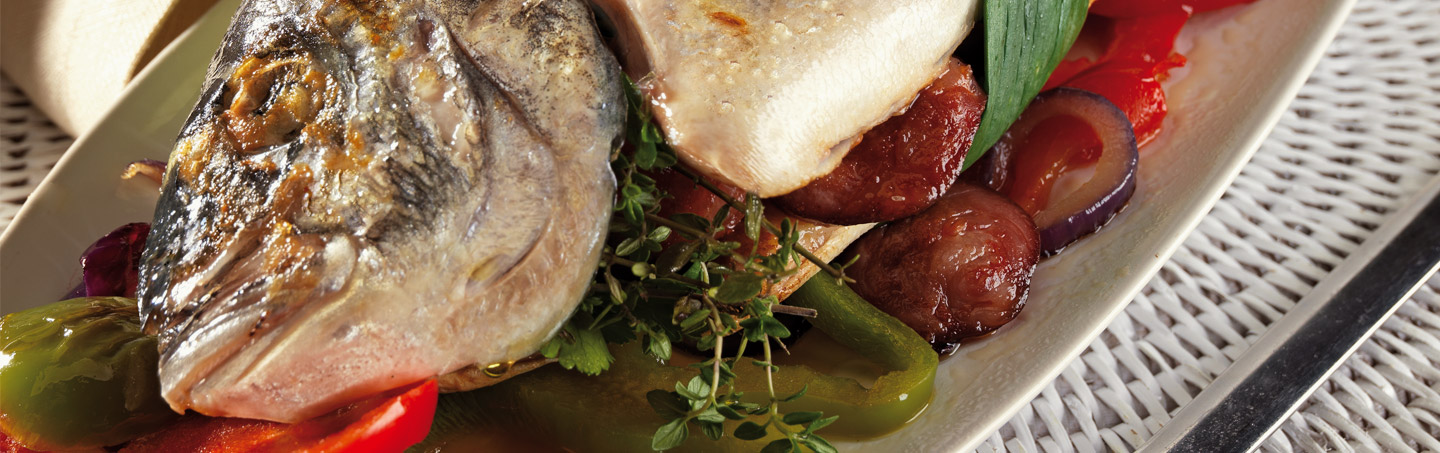 Imagem DOURADA ASSADA EM CAMA DE PIMENTOS COM BATATINHAS E BROCOLOS