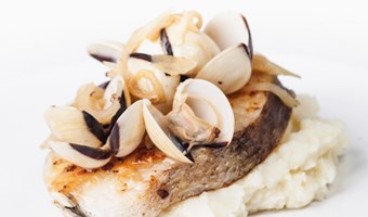 Imagem MEDALHOES DE PESCADA ESTUFADOS COM AMEIJOAS