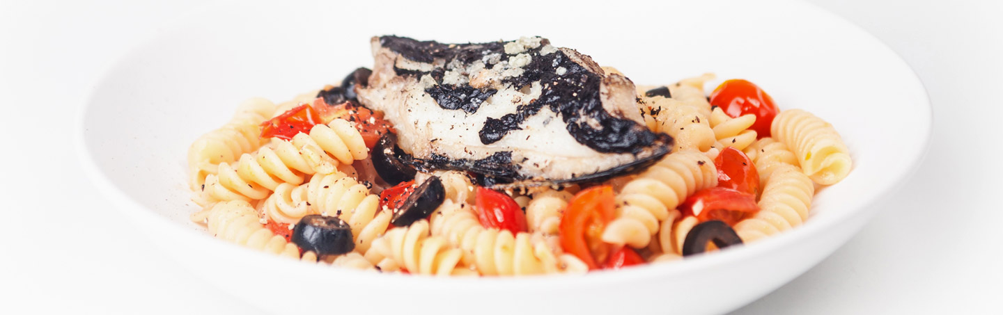 Imagem PEIXE-ESPADA COM FUSILLI DE TOMATE CHERRY E AZEITONAS
