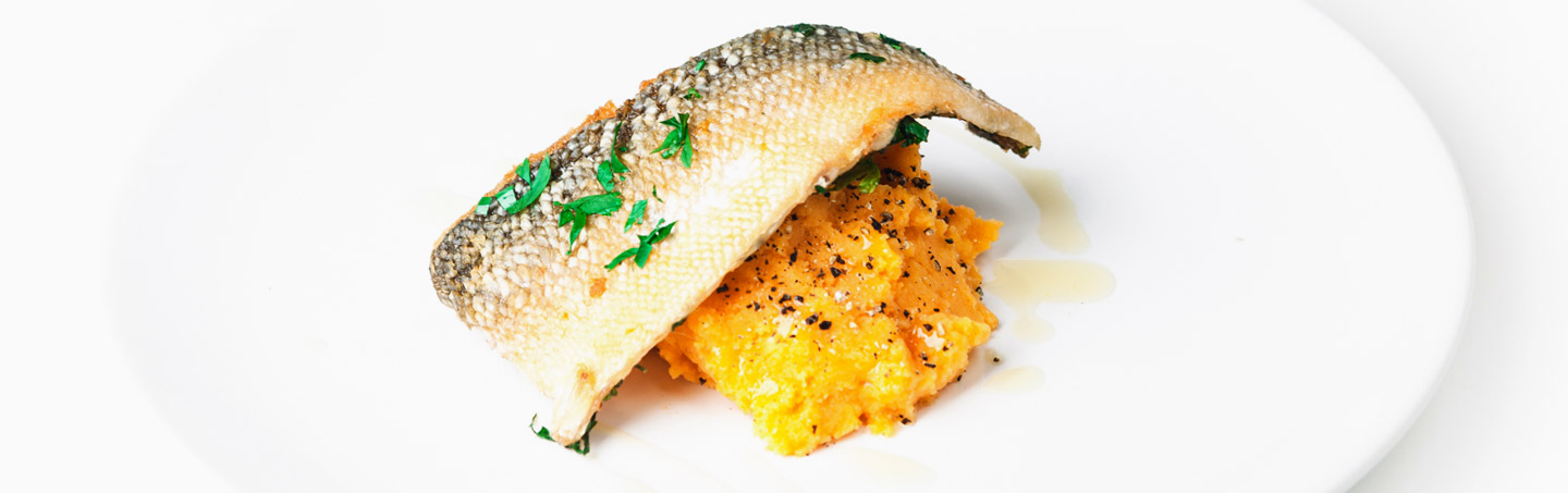 Imagem ROBALO EM MANTEIGA DE ERVAS E PURE DE ABOBORA COM PIMENTA