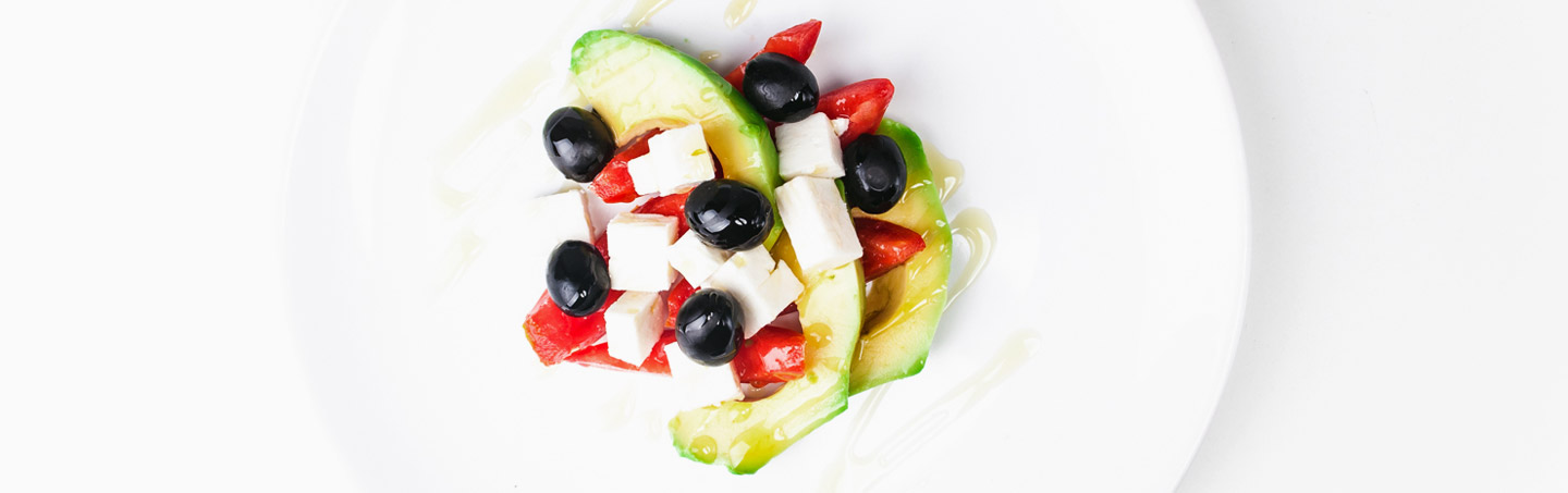 Imagem SALADA CAMPESTRE DE ABACATE, TOMATE, QUEIJO FETA E AZEITONAS