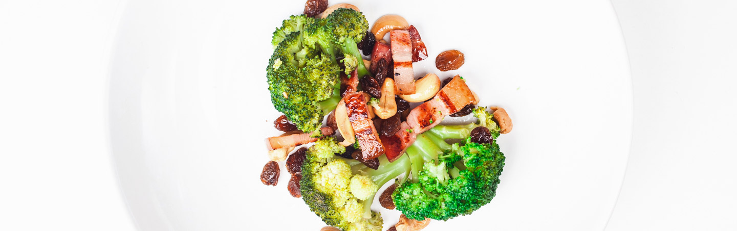 Imagem BROCOLOS, CAJU, PASSAS E BACON SALTEADO